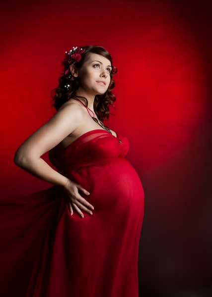 زن باردار با لباس قرمز به دنبال