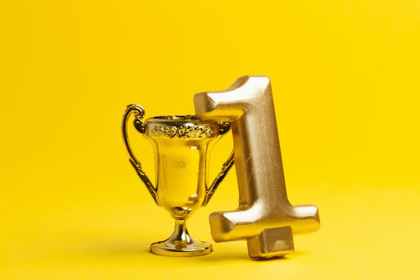 جایزه نایب قهرمانان طلا در پس زمینه زرد