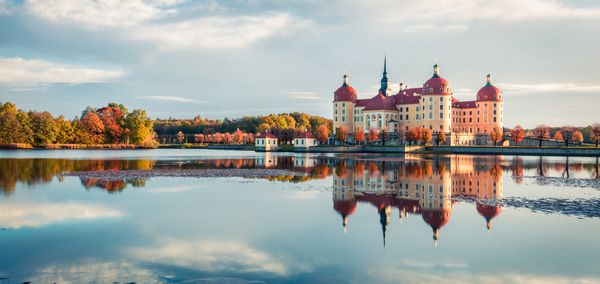 پانورامای هیجان انگیز صبحگاهی از کاخ باروک موریتزبورگ که توسط یک دریاچه احاطه شده است طلوع آفتاب بزرگ در ساکسونی مکان درسدن آلمان اروپا پیشینه مفهوم سفر