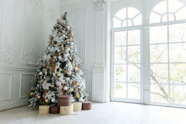 درخت کریسمس با تزئینات سفید و طلایی