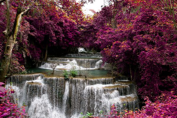 آبشار شگفت انگیز در جنگل رنگارنگ