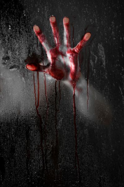 صحنه ترسناک با دست خونین در مقابل شیشه دوش مرطوب