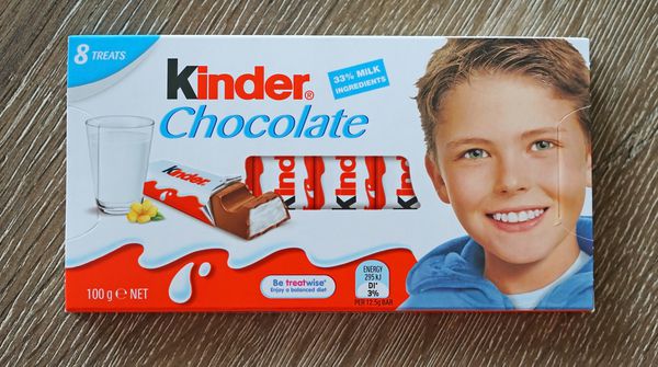 سیدنی استرالیا 01 نوامبر 2017 Kinder Chocolate یک میان وعده دسر کودکان است که با نام تجاری شیرینی پزی ایتالیایی Ferrero SpA ساخته شده است
