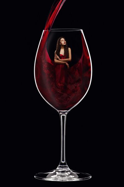 دختر با لباس قرمز داخل شیشه