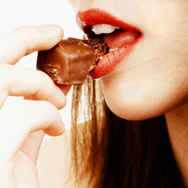 لبهای زن و شوهر شکلات را گاز می گیرد