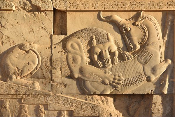 تصویر یک شیر گاو را گزش می کند امداد باستانی بر روی دیوارهای شهر ویران شده تخت جمشید پرسپولیس ایران