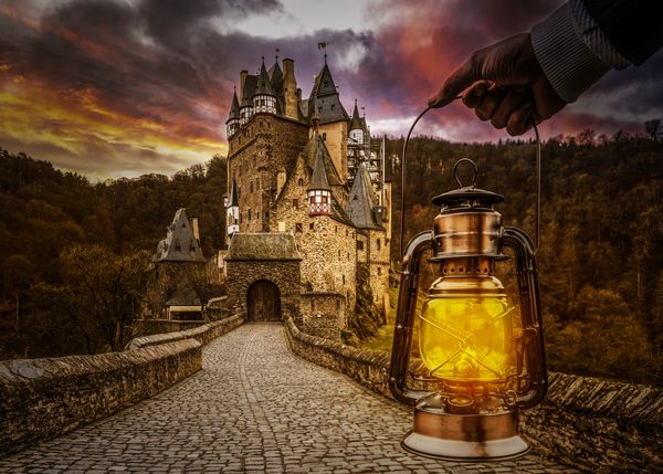 قلعه بورگ التز آلمان کوبلنز شمع لامپ روغنی قدیمی در مسیر قلعه التز در هنگام غروب آفتاب