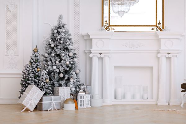 کریسمس داخلی یک اتاق سفید با یک درخت کریسمس کریسمس سال نو Xmas