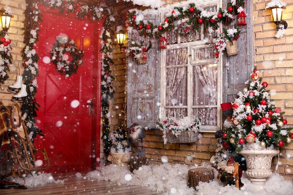 دکوراسیون کریسمس روی پاسیون درها توسط یک لوح فشرده و اسباب بازی تزئین شده اند درخت درخت در یک پنجره برف