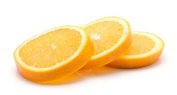 پرتقال خرد شده جدا شده بر روی زمینه سفید سه برش