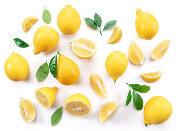 لیموهای رسیده و برگهای لیمو را روی زمینه سفید قرار دهید نمای بالا