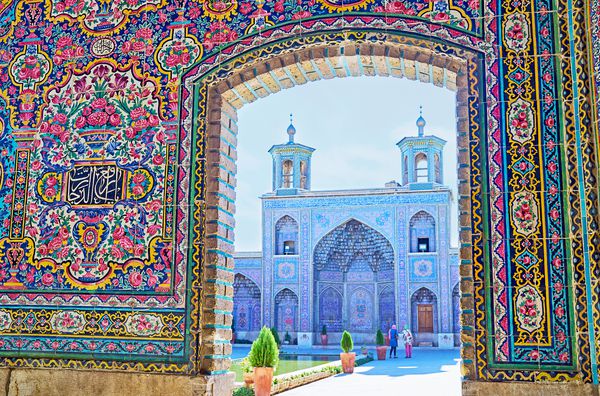 نمای درگاه مسجد نصیر الملک با دو مناره کوچک و تزئینات مقرنس شیراز ایران