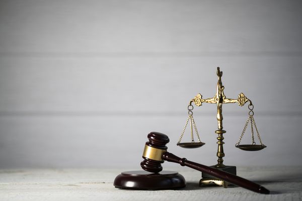 مفهوم قانون و عدالت ملت قاضی زمینه خاکستری مکانی برای تایپوگرافی موضوع دادگاه