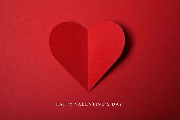 روز ولنتاین مبارک قلب قرمز از کاغذ کارت تعطیلات خوب