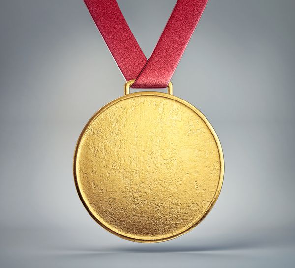 مدال طلایی جدا شده در پس زمینه خاکستری تصویر سه بعدی
