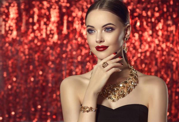 دختر زیبا با جواهرات مجموعه زن در گردنبند با انگشتر گوشواره و دستبند زیبایی و لوازم جانبی