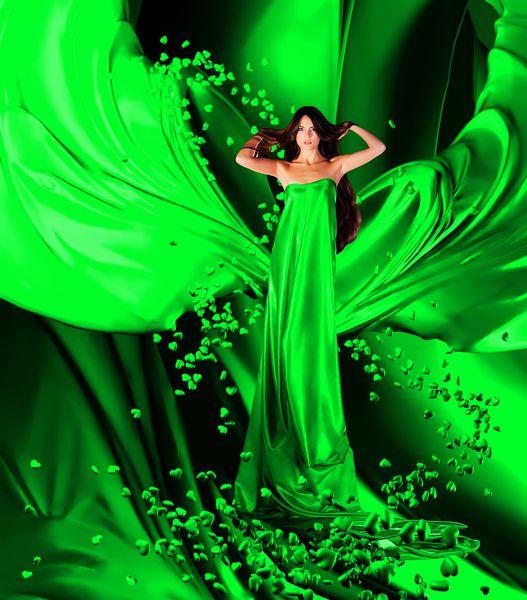 الهه عشق در لباس سبز بلند با موهای بلند و باشکوه یک آیین جادویی برای اتصال قلب مردم بر روی پارچه های سبز پارچه