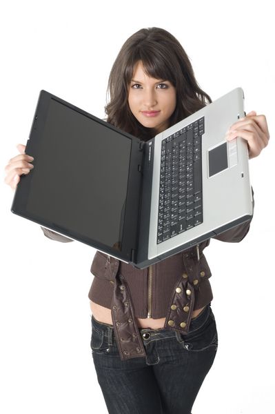 دختر جوان با کامپیوتر دامان بالای سفید ارتباطات مدرن