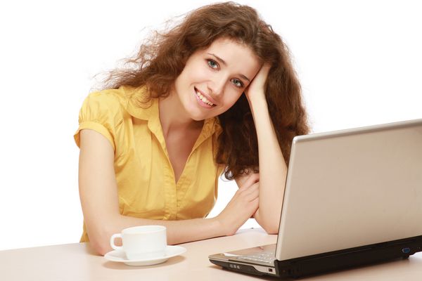 یک زن جوان زیبا با یک لپ تاپ
