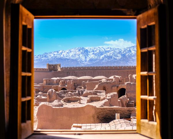 نمای ارگ باستانی ریین قلعه با پشتوانه کوهستانی در راین کرمان ایران