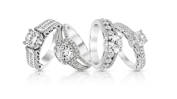گروه حلقه عروسی الماس نامزدی بر روی سفید جدا شده