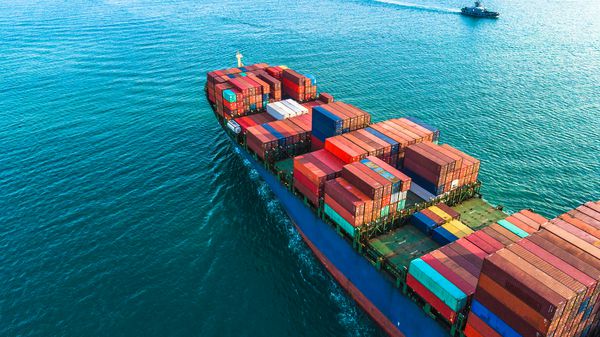 نمای هوایی کشتی باری کانتینر لجستیک تجارت صادرات و واردات بین المللی با کشتی کانتینر در دریای آزاد