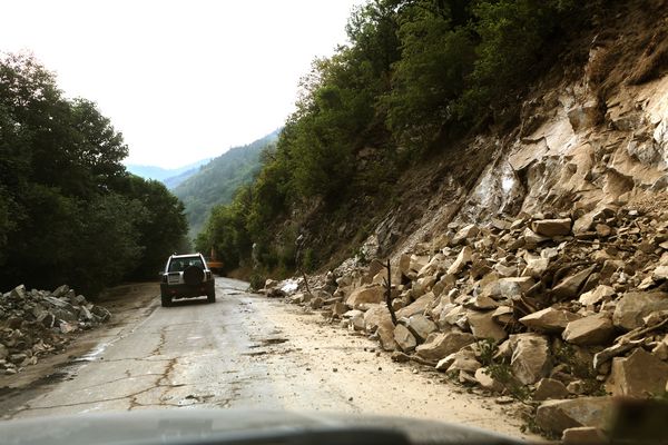 دامنه های سنگ لغزش کوهستان مانع از مسدود شدن معابر و جاده های جنگلی می شود خطر برای رانندگان و ساکنان شهر در پای کوه های صخره ای خطرناک