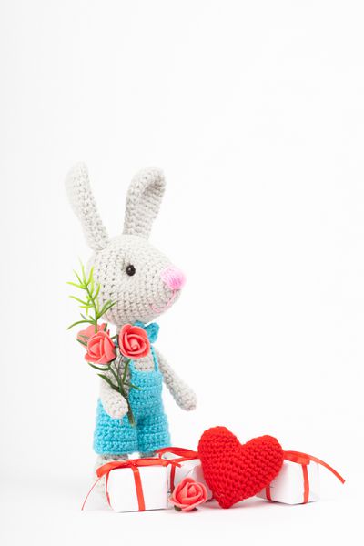 خرگوش بافتنی با قلب دکوراسیون روز ولنتاین amp x27؛ s اسباب بازی بافتنی amigurumi کارت تبریک روز ولنتاین