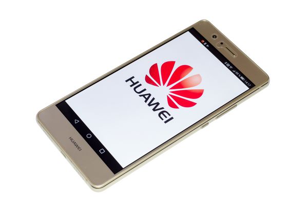 Soest آلمان 4 ژانویه 2018 آرم هواوی روی صفحه نمایش Huawei P9 lite Huawei Technologies Co Ltd آموزشی ویبولیتین یک شرکت تجهیزات و خدمات شبکه های ارتباطی و ارتباطی چند ملیتی چینی است