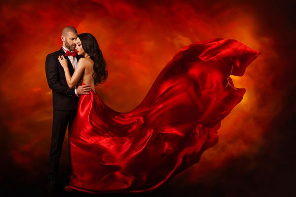 زن و شوهر زیبا زن با لباس قرمز تلو تلو خوردن پرواز بر باد و مرد با لباس سیاه پرتره زیبایی عشق