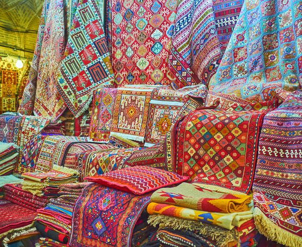 فرشهای پارچه ای گره دار و قالی های بافته شده عشایری افرادی با رنگ های روشن الگوهای پیچیده و با کیفیت بالا وکیل بازار شیراز مردم را به خود جلب می کند