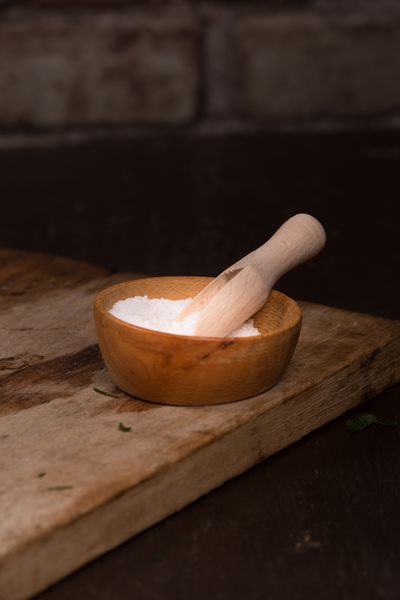 نمک درشت در ظروف چوبی روی میز آشپزخانه