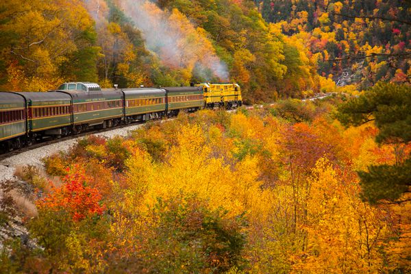 Crawford Notch نیوهمشایر 1042015 قطار راه آهن منظر Conway درست در غرب بارتلت درختان چوب سخت در جنگل ملی کوه سفید رنگ اوج رنگ پاییز را نشان می دهند