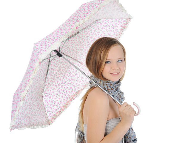 تصویر یک زن با چتر جدا شده بر روی زمینه سفید