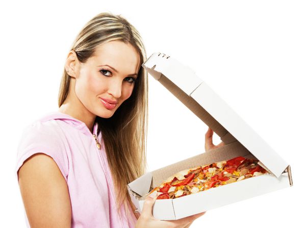 زن جوانی دوست داشتنی با یک پیتزا کامل پس زمینه سفید