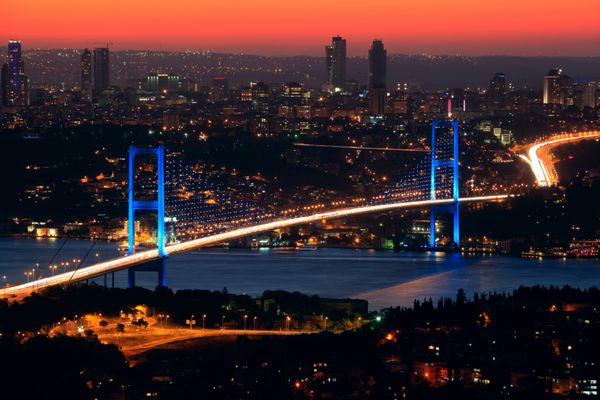 پل بسفر در شب در استانبول ترکیه
