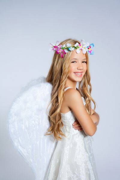 دختر بچه های فرشته با بال های سفید و گل تاج