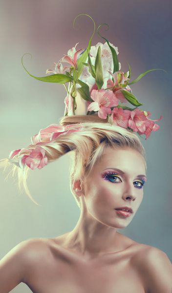 زن با مدل موهای خلاق با گل