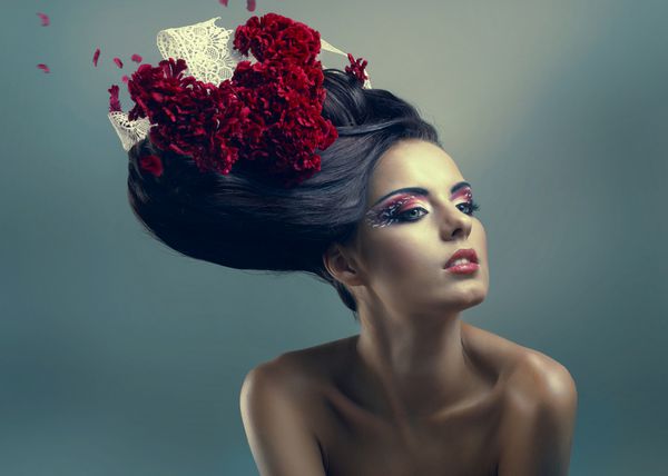 زن با مدل موهای خلاق با گل