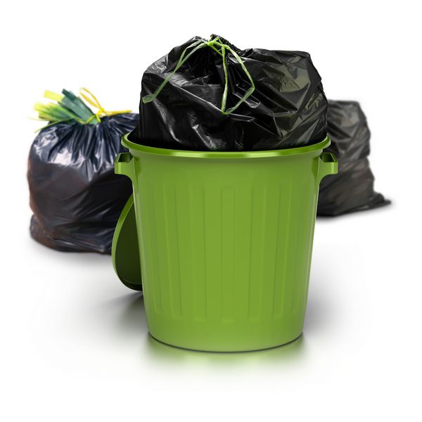 سطل زباله سبز بیش از یک پس زمینه سفید با یک کیسه پلاستیکی بسته در داخل و دو کیسه پلاستیکی دیگر در قسمت عقب شات استودیو به علاوه زباله های 3 بعدی