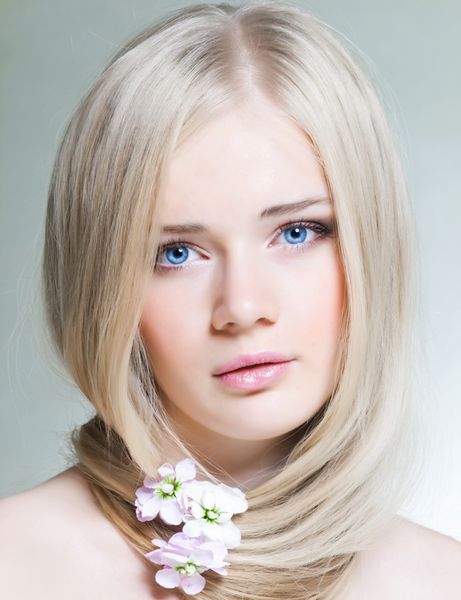 دختر جوان زیبا با موهای سفید و چشم های آبی
