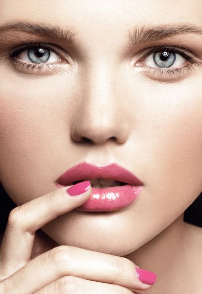 پرتره کلوزآپ مدل جوان جذاب با آرایش روشن و مانیکور