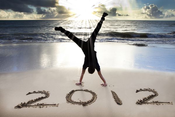 سال نو مبارک 2012 در ساحل با زمینه طلوع آفتاب