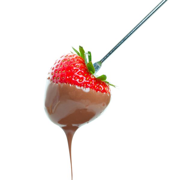 یک توت فرنگی رسیده شیرین که با شکلات شیر ​​گرم آب می کند عکس بر روی زمینه سفید