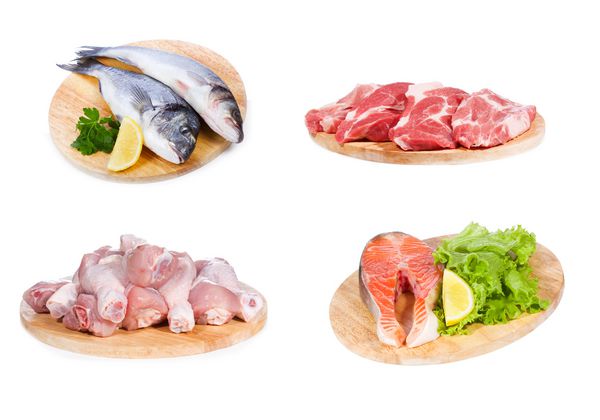 با ماهی های خام مختلف مرغ و گوشت در زمینه سفید تنظیم کنید