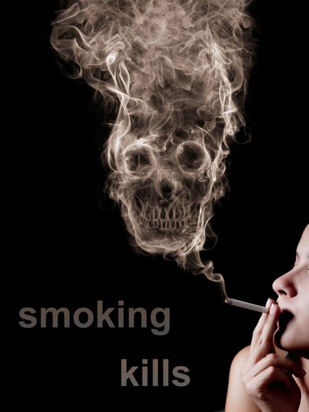 زن سیگار از دود جمجمه مرده به عنوان نمادی از خطرات سیگار کشیدن به سلامتی و مرگ قریب الوقوع مردم تشکیل شده است مفهوم amp quot؛ سیگار کشیدن را می کشد amp quot ؛ تک و تنها مانده با پیشینه ی سیاه