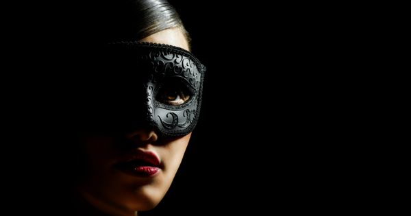 دختر ناز در ماسک نقاب دار