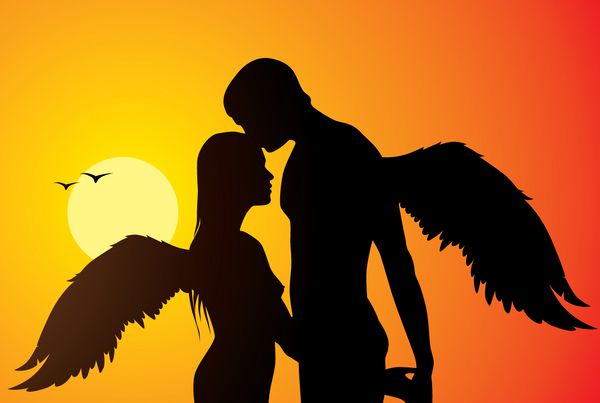 زن و شوهر عاشق فرشته در مقابل غروب آفتاب می بوسند