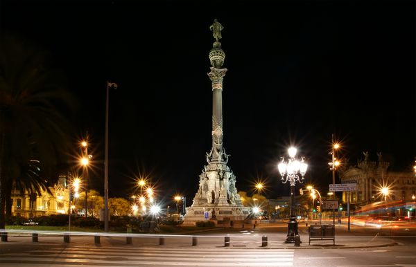بنای یادبود Chistopher Columbus در شب بارسلونا اسپانیا