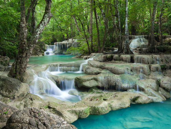 آبشار جریان آبی در Kanjanaburi تایلند